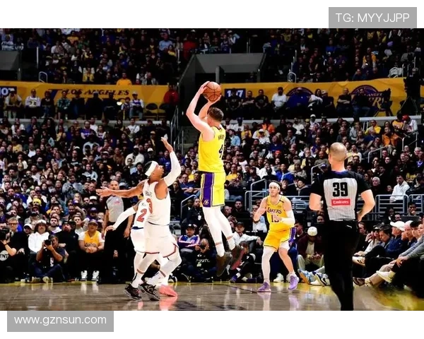 湖人险胜太阳关键时刻定胜负