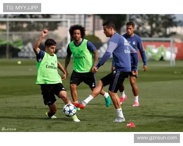 拜仁全员备战皇马赛前练球 拜仁全员备战皇马赛前练球